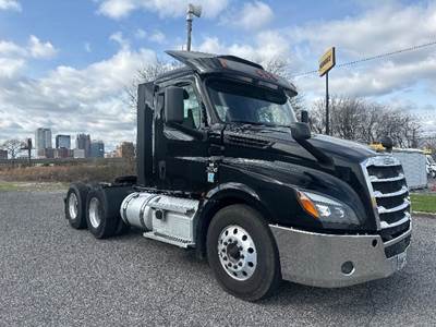 Freightliner Cascadia 126 Day Cab Truck - 455HP, 10 Speed Manual