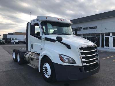 Freightliner Cascadia 126 Day Cab Truck - 435HP, 12 Speed Automatic