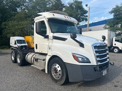Freightliner Cascadia 126 Day Cab Truck - 435HP, 12 Speed Automatic