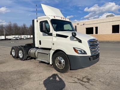 Freightliner T12664ST Day Cab Truck - 435HP, 12 Speed Automatic