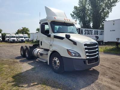 Freightliner Cascadia 126 Day Cab Truck - 435HP, 12 Speed Automatic