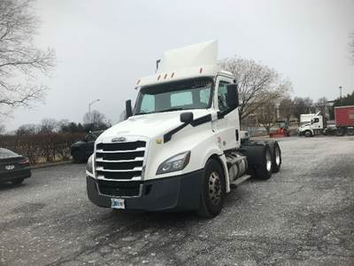 Freightliner Cascadia 126 Day Cab Truck - 435HP, 12 Speed Automatic