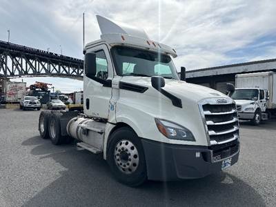Freightliner Cascadia 126 Day Cab Truck - 435HP, 12 Speed Automatic