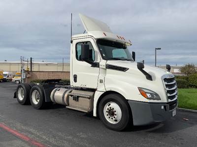Freightliner Cascadia 126 Day Cab Truck - 435HP, 12 Speed Automatic