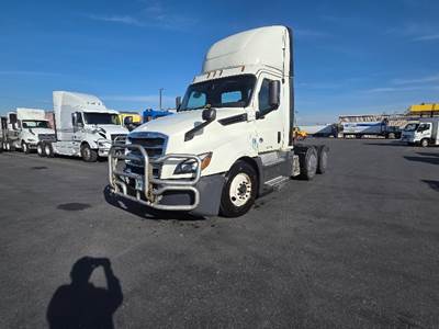 Freightliner Cascadia 126 Day Cab Truck - 505HP, 12 Speed Automatic