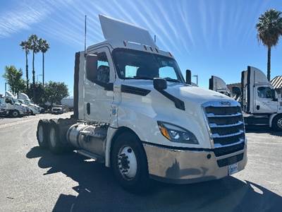 Freightliner Cascadia 126 Day Cab Truck - 450HP, 12 Speed Automatic