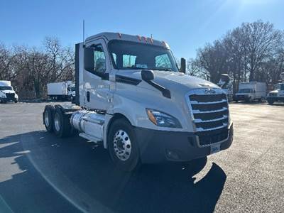 Freightliner Cascadia 126 Day Cab Truck - 435HP, 12 Speed Automatic