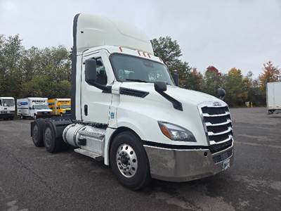 Freightliner Cascadia 126 Day Cab Truck - 455HP, 12 Speed Automatic