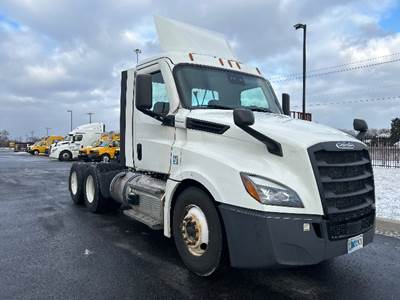 Freightliner Cascadia 126 Day Cab Truck - 435HP, 12 Speed Automatic