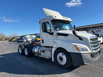 Freightliner Cascadia 126 Day Cab Truck - 435HP, 12 Speed Automatic