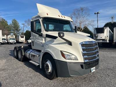 Freightliner Cascadia 126 Day Cab Truck - 435HP, 12 Speed Automatic
