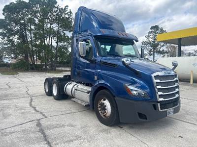 Freightliner Cascadia 126 Day Cab Truck - 455HP, 12 Speed Automatic