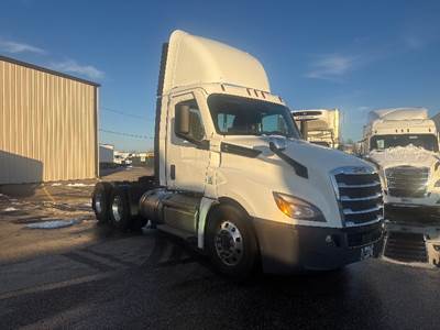 Freightliner Cascadia 126 Day Cab Truck - 435HP, 12 Speed Automatic