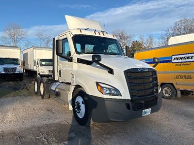 Freightliner Cascadia 126 Day Cab Truck - 435HP, 12 Speed Automatic
