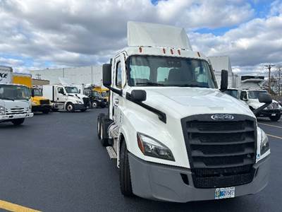 Freightliner Cascadia 126 Day Cab Truck - 435HP, 12 Speed Automatic