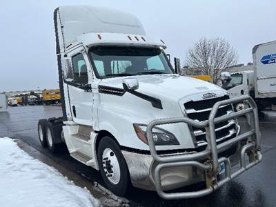 Freightliner Cascadia 126 Day Cab Truck - Cummins 450HP, 10 Speed Manual