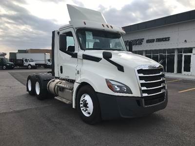 Freightliner Cascadia 126 Day Cab Truck - 435HP, 12 Speed Automatic