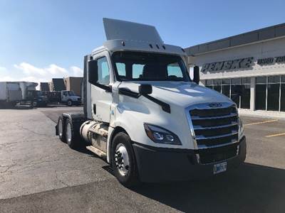 Freightliner Cascadia 126 Day Cab Truck - 435HP, 12 Speed Automatic