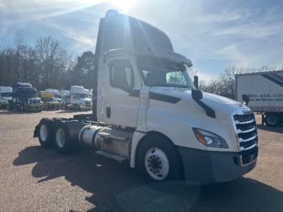 Freightliner Cascadia 126 Day Cab Truck - 450HP, 12 Speed Automatic
