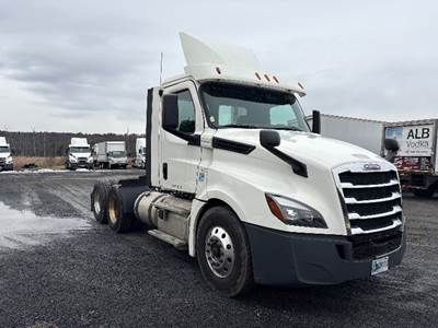 Freightliner Cascadia 126 Day Cab Truck - 435HP, 12 Speed Automatic