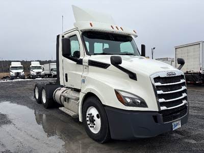 Freightliner Cascadia 126 Day Cab Truck - 435HP, 12 Speed Automatic