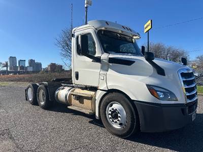 Freightliner Cascadia 126 Day Cab Truck - 435HP, 12 Speed Automatic