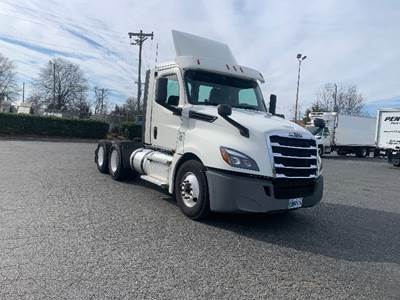 Freightliner Cascadia 126 Day Cab Truck - 435HP, 12 Speed Automatic