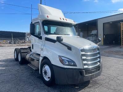 Freightliner Cascadia 126 Day Cab Truck - 435HP, 12 Speed Automatic