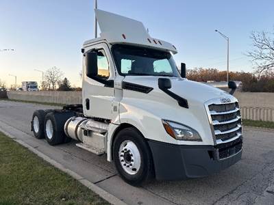 Freightliner Cascadia 126 Day Cab Truck - 435HP, 12 Speed Automatic
