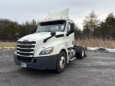 Freightliner Cascadia 126 Day Cab Truck - 435HP, 12 Speed Automatic