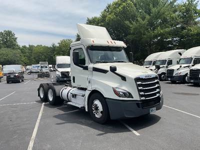 Freightliner Cascadia 126 Day Cab Truck - 435HP, 12 Speed Automatic