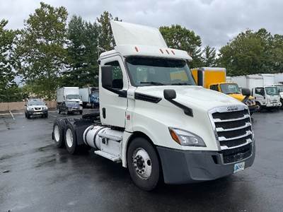 Freightliner Cascadia 126 Day Cab Truck - 435HP, 12 Speed Automatic