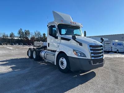 Freightliner Cascadia 126 Day Cab Truck - 435HP, 10 Speed Manual