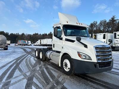 Freightliner Cascadia 126 Day Cab Truck - 435HP, 10 Speed Manual