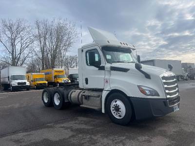 Freightliner T12664ST Day Cab Truck - 435HP, 12 Speed Automatic