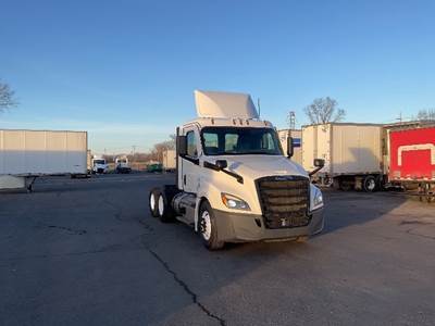 Freightliner Cascadia 126 Day Cab Truck - 435HP, 12 Speed Automatic