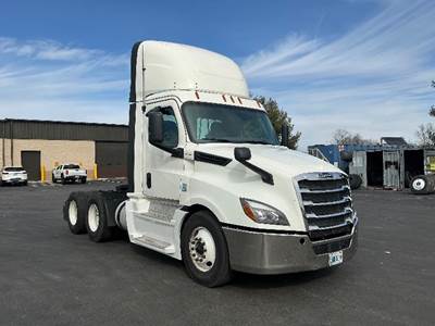 Freightliner Cascadia 126 Day Cab Truck - Cummins 450HP, 10 Speed Manual
