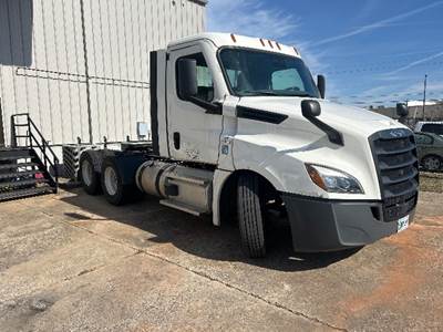 Freightliner Cascadia 126 Day Cab Truck - 455HP, 12 Speed Automatic