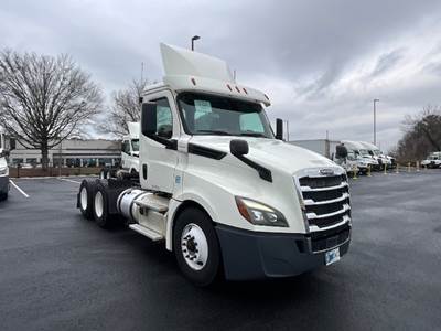 Freightliner Cascadia 126 Day Cab Truck - 435HP, 12 Speed Automatic