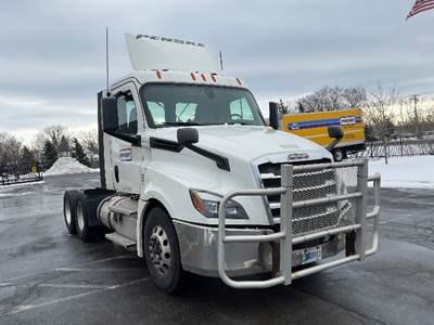 Freightliner Cascadia 126 Day Cab Truck - 450HP, 12 Speed Automatic