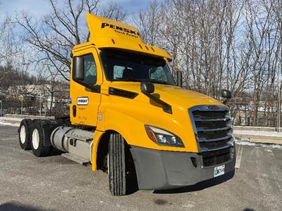 Freightliner Cascadia 126 Day Cab Truck - 435HP, 12 Speed Automatic