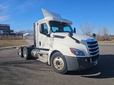 Freightliner Cascadia 126 Day Cab Truck - 435HP, 12 Speed Automatic