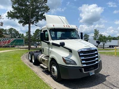 Freightliner Cascadia 126 Day Cab Truck - 435HP, 12 Speed Automatic