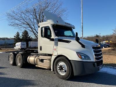 Freightliner Cascadia 126 Day Cab Truck - 435HP, 12 Speed Automatic