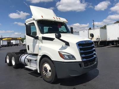 Freightliner Cascadia 126 Day Cab Truck - 435HP, 12 Speed Automatic