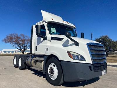 Freightliner Cascadia 126 Day Cab Truck - 435HP, 12 Speed Automatic