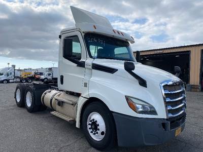 Freightliner Cascadia 126 Day Cab Truck - 435HP, 12 Speed Automatic