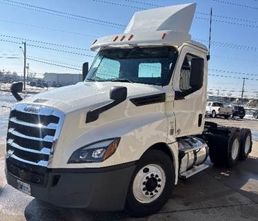 Freightliner Cascadia 126 Day Cab Truck - 435HP, 12 Speed Automatic