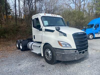 Freightliner Cascadia 126 Day Cab Truck - 455HP, 10 Speed Manual