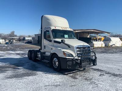 Freightliner Cascadia 126 Day Cab Truck - 475HP, 12 Speed Automatic